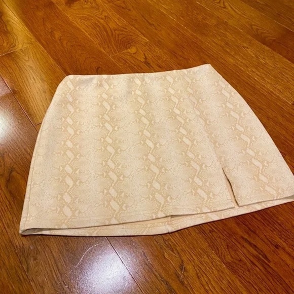 HONEY BELLE Women's Snakeskin Mini Skirt in Nude/Cream│Size Medium - Picture 8 of 16